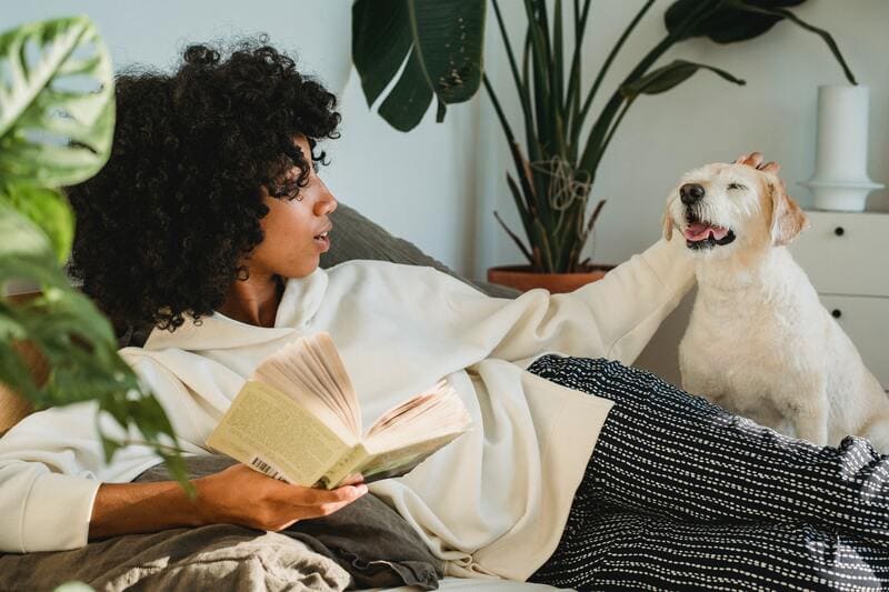 ragazza ricca usa il para verbale col cane