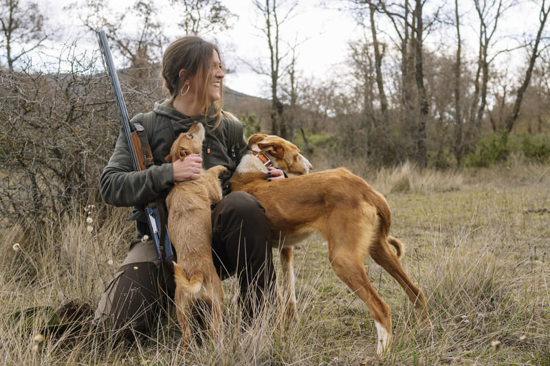 donna con cane da caccia